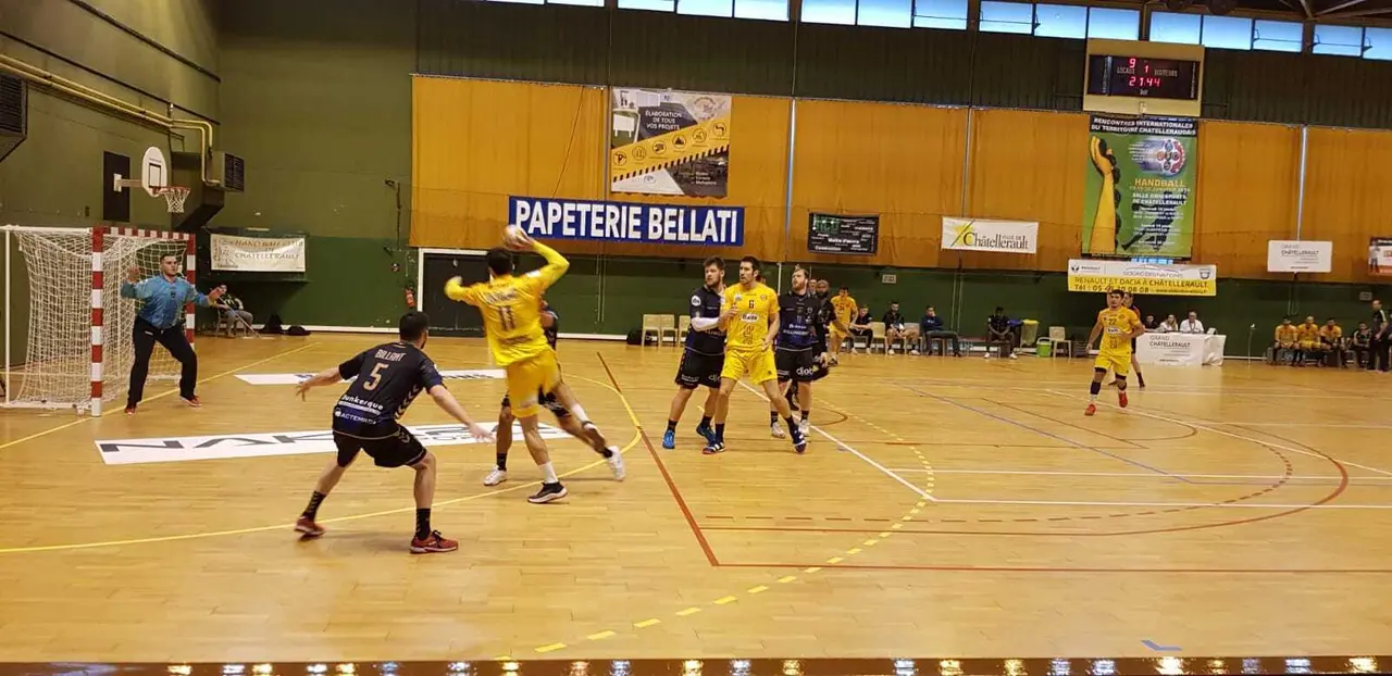 Ostojic busca la porter&iacute; rival en el partido ccon el que el Bada ha cerrado su participaci&oacute;n en el torneo disputado en Francia. Foto: BM Huesca