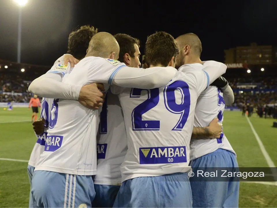 Los jugadores del Zaragoza celebran uno de los goles de &Aacute;lvaro ante el Oviedo. | Foto: Real Zaragoza