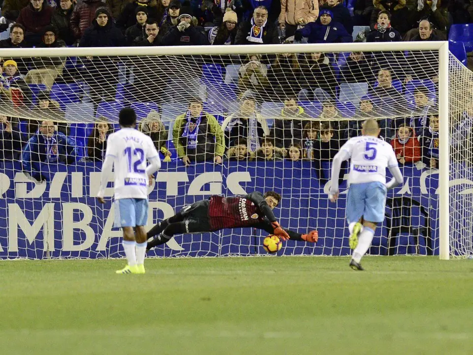 Cristian detiene un penalti ante el Oviedo. | Foto: La Liga