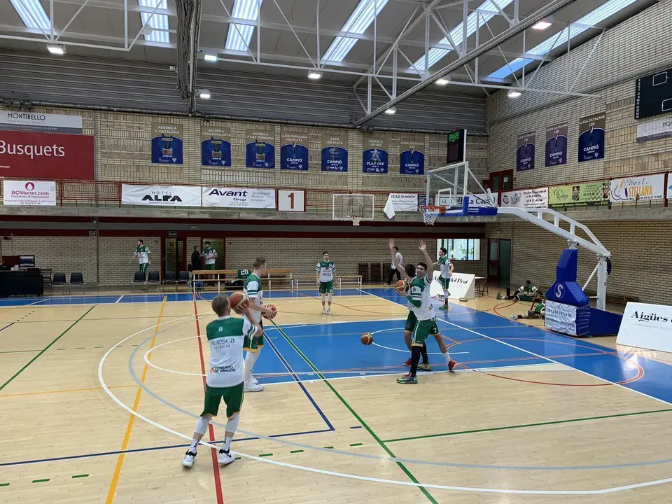 Momento del calentamiento del partido. Foto: @CBPHuesca