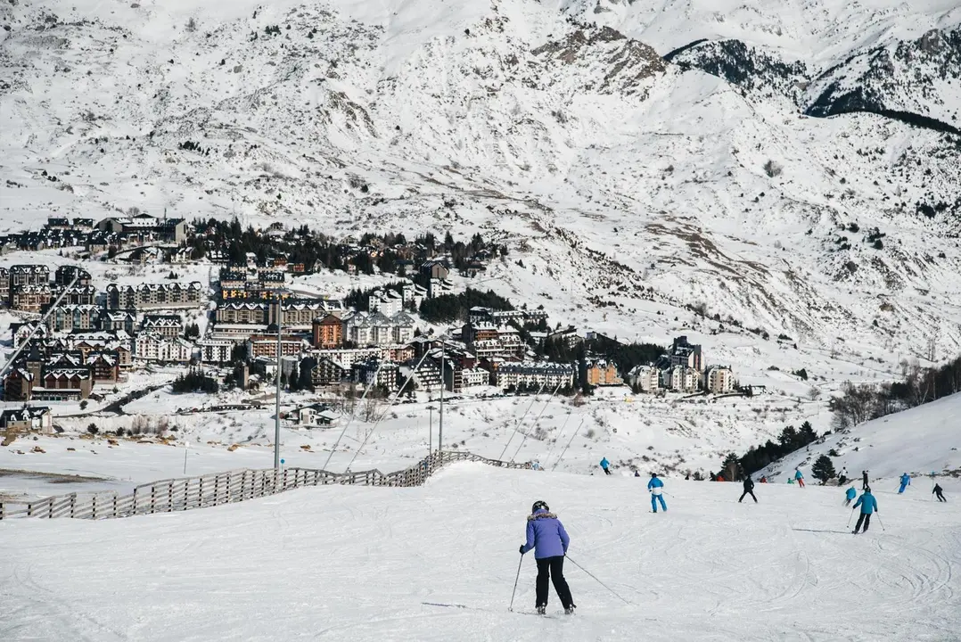 Imagen de hoy de Formigal que con las &uacute;ltimas nevadas ha aumentado de forma considerable su dominio esquiable. Foto: Aram&oacute;n