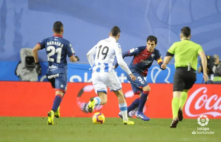 Theo, perseguido por Herrera, encara a Etexeita. Foto: LaLiga Santander