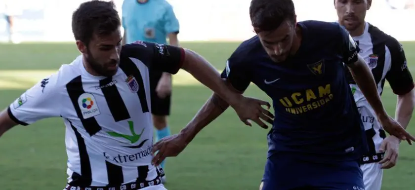 El lateral izquierdo, Gabri Izquier Artiles con la camiseta de su antiguo equipo, el CD Badajoz | Foto: cdbadajoz.com