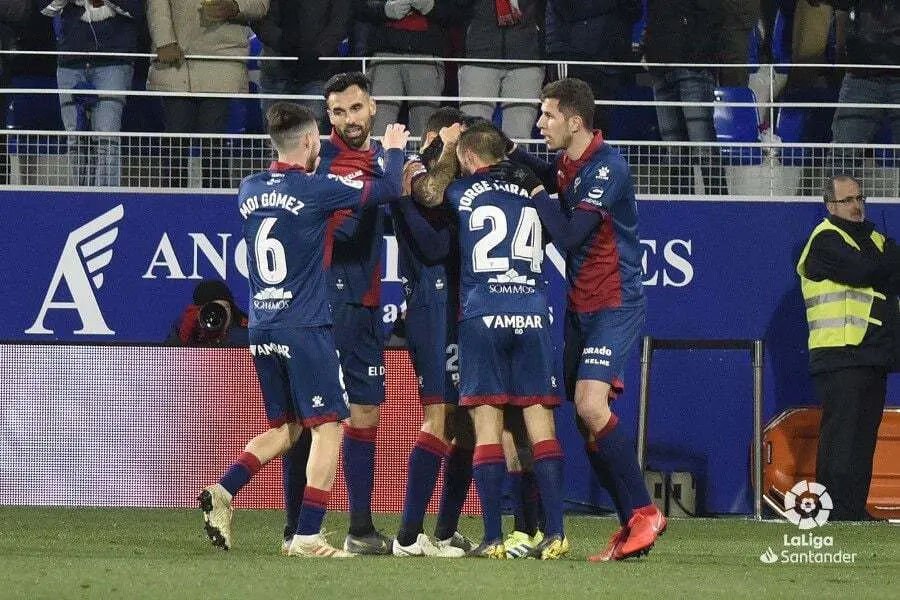 Los jugadores azulgranas formando una pi&ntilde;a tras el gol de 'Chimy' &Aacute;vila. | Foto: LFP