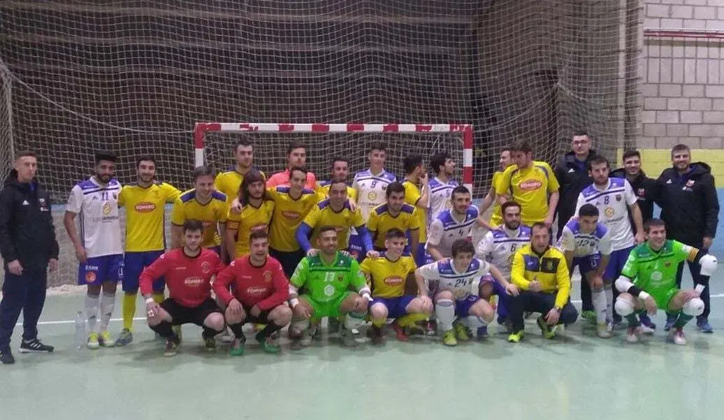 Los jugadores del F&uacute;tbol Emotion Zaragoza y del Daroca F.S posaron despu&eacute;s del partido 