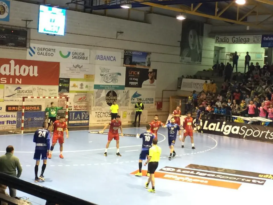 El Bada se preparar para defender un ataque del Cangas en un partido lleno de emoci&oacute;n y errores. Foto: BM Huesca