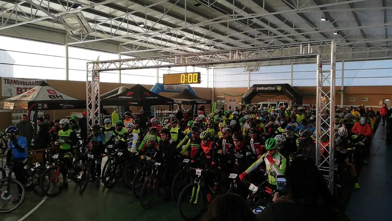 Los participantes en la salida de la Transvelillense. | Foto: Bajo Cinca