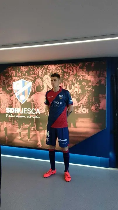 Adri&aacute;n Di&eacute;guez posando con el n&uacute;mero '4' que lucir&aacute; como dorsal. | Foto: Berto Lizalde