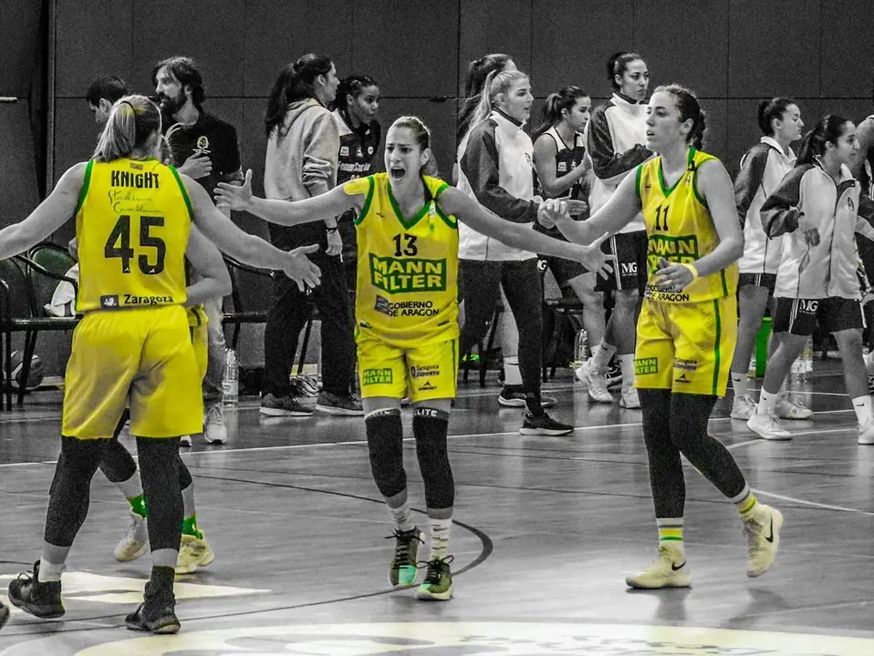 Tania P&eacute;rez celebra una acci&oacute;n con Knight y Vega Gimeno. Foto: @STCasablanca
