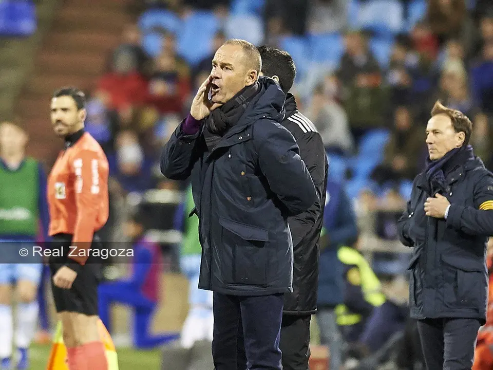V&iacute;ctor Fern&aacute;ndez dirige a su equipo desde la banda. Foto: Real Zaragoza