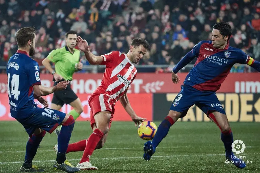 Etxeita y Pulido en un lance con Stuani | Foto: LaLiga