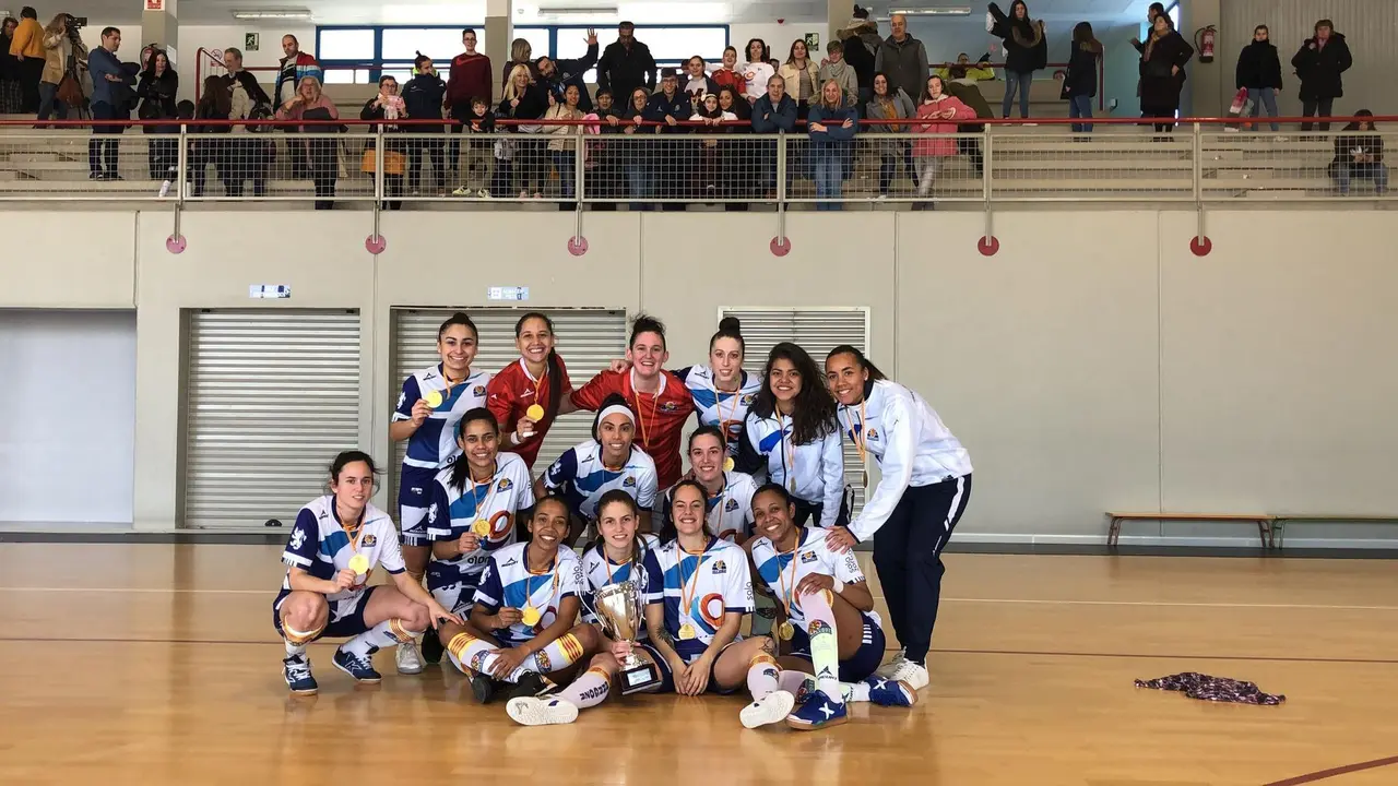 El equipo junto con el trofeo. Foto: Sala Zaragoza