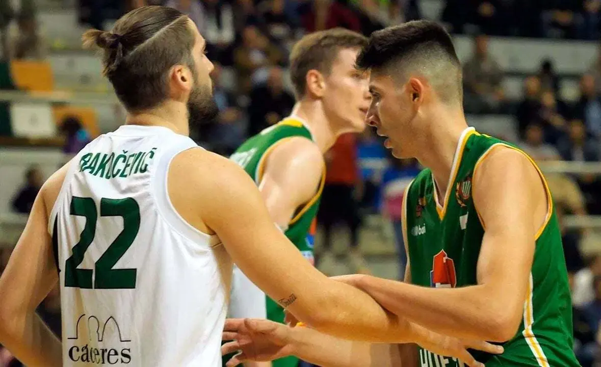 De Blas defiende a Rakocevic en un partido de esta temporada | Foto: C.Pascual