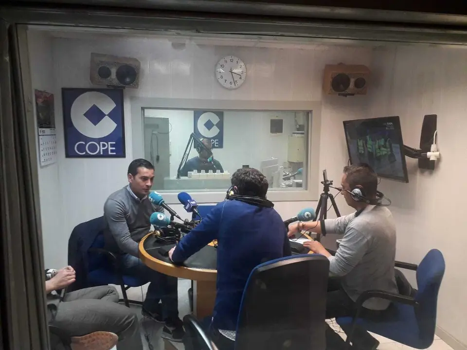 Francisco, en los estudios de Cope Huesca, durante la entrevista. Foto: Sportaragon.com