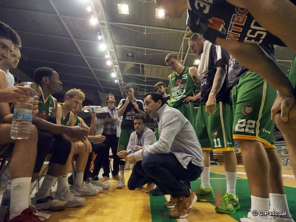 Guillermo Arenas da instrucciones a sus pupilos en un tiempo muerto. Foto: C.Pascual