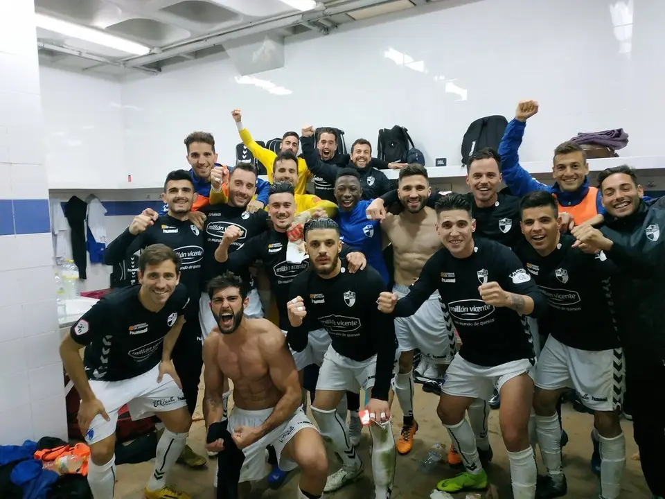 Los jugadores del Ebro celebran en el vestuario el triunfo en Alcoy. Foto: Twitter CD Ebro