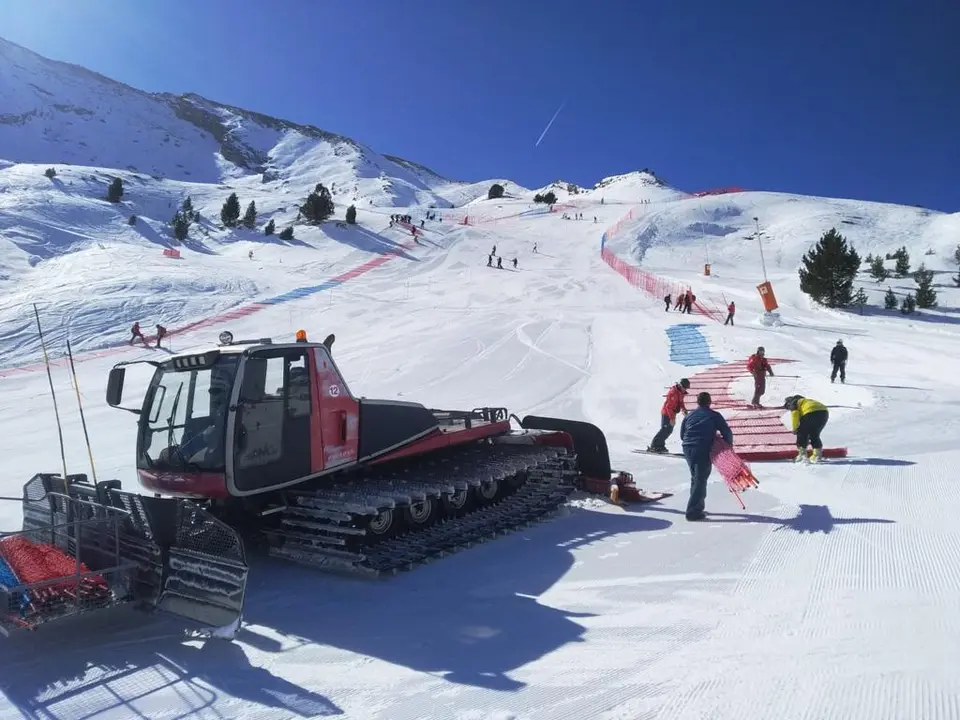 Una m&aacute;quina pisa pistas en el final de la pista Codornices de Cerler donde se celebra el Trofeo FIS Aram&oacute;n. Foto: Cedida