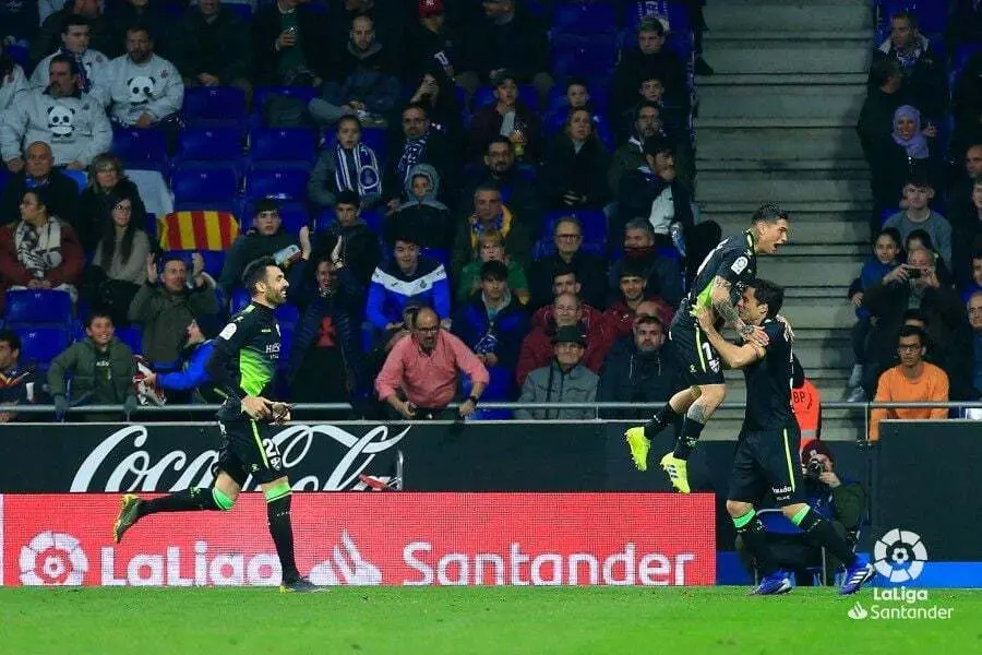 Chimy &Aacute;vila y Enric Gallego se van a por Etxeita para celebrar el gol del vasco. Foto: LaLiga Santander