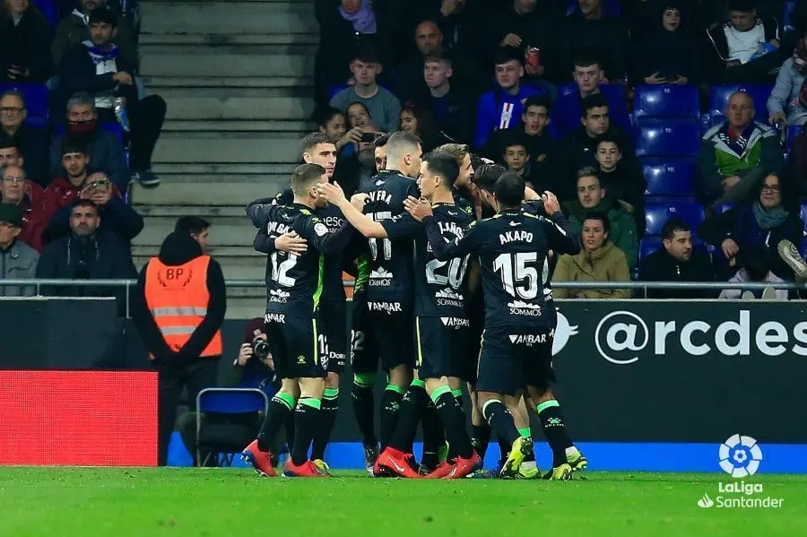 Los jugadores del Huesca se abrazan tras el gol de Etxeita que equilibr&oacute; el partido. Foto: LaLiga Santander