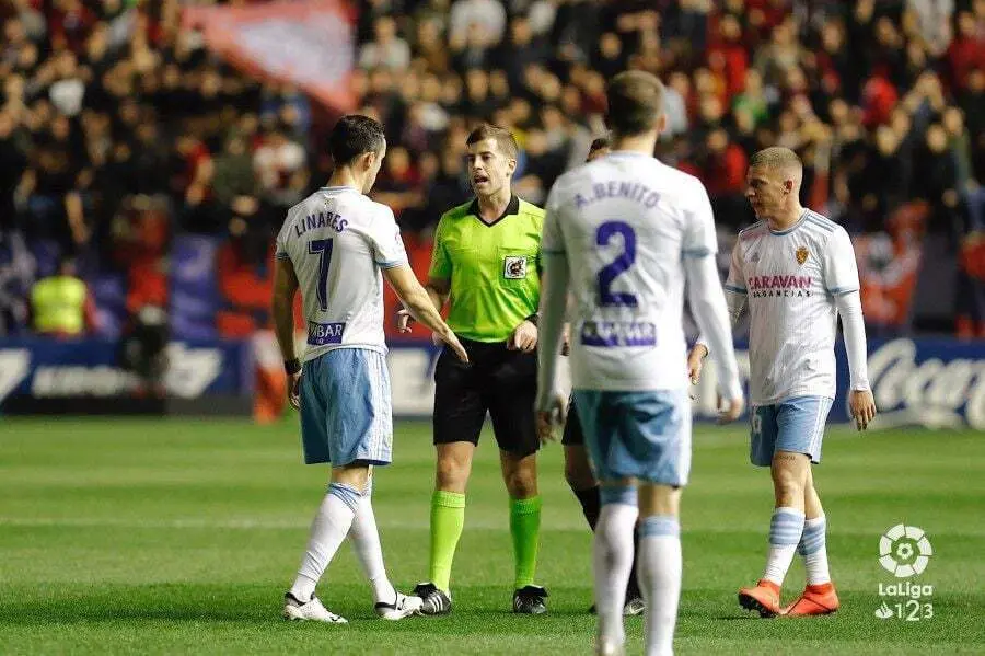 Linares habla con el colegiado. Foto | LaLiga