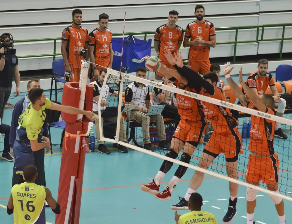 Jugadores del Club Voleibol Teruel y de la Textil Santanderina durante el partido de la VI Jornada de Superliga| Foto: CV Teruel