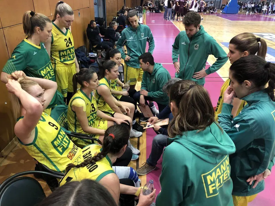 Fabi&aacute;n T&eacute;llez da instrucciones a sus jugadoras. Foto: @STCBaloncesto