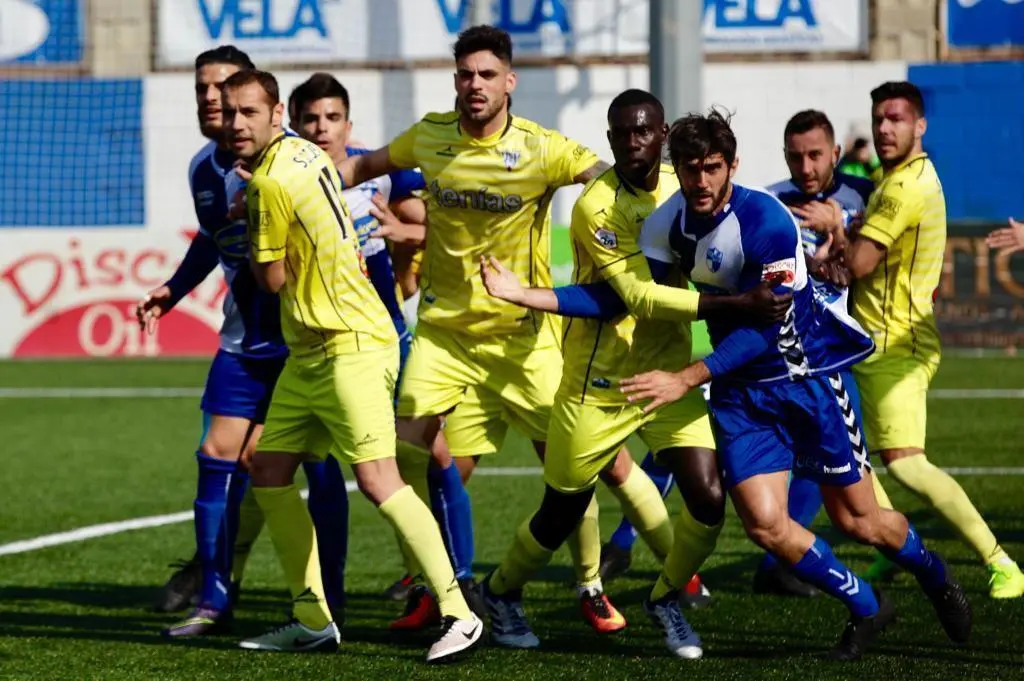 Duelo entre el Ebro y el Ejea. | Foto: Rub&eacute;n Losada. @CD_Ebro