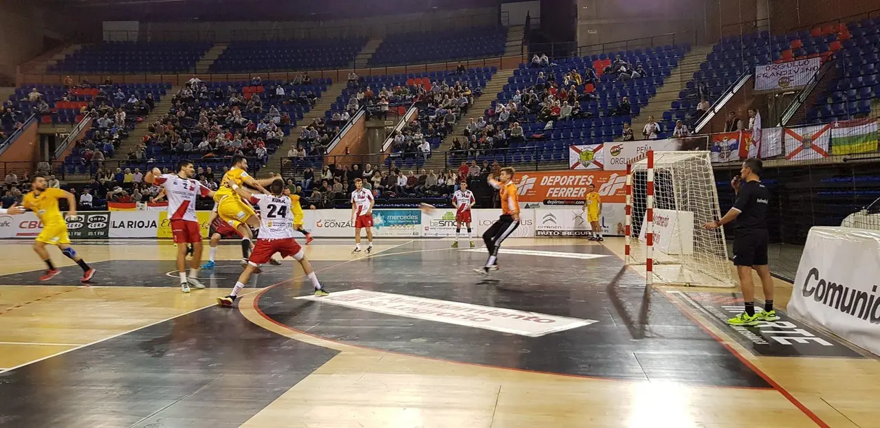 Marcelo busca la porter&iacute;a de Sergey Hern&aacute;ndez que firm&oacute; un primer acto tremendo. Foto: Twitter Bada Huesca