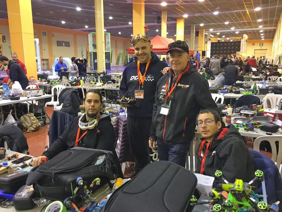 El equipo maño Smashdrone que particip&oacute; en la Fira de Mollerusa con sus drones. Foto: P.A.