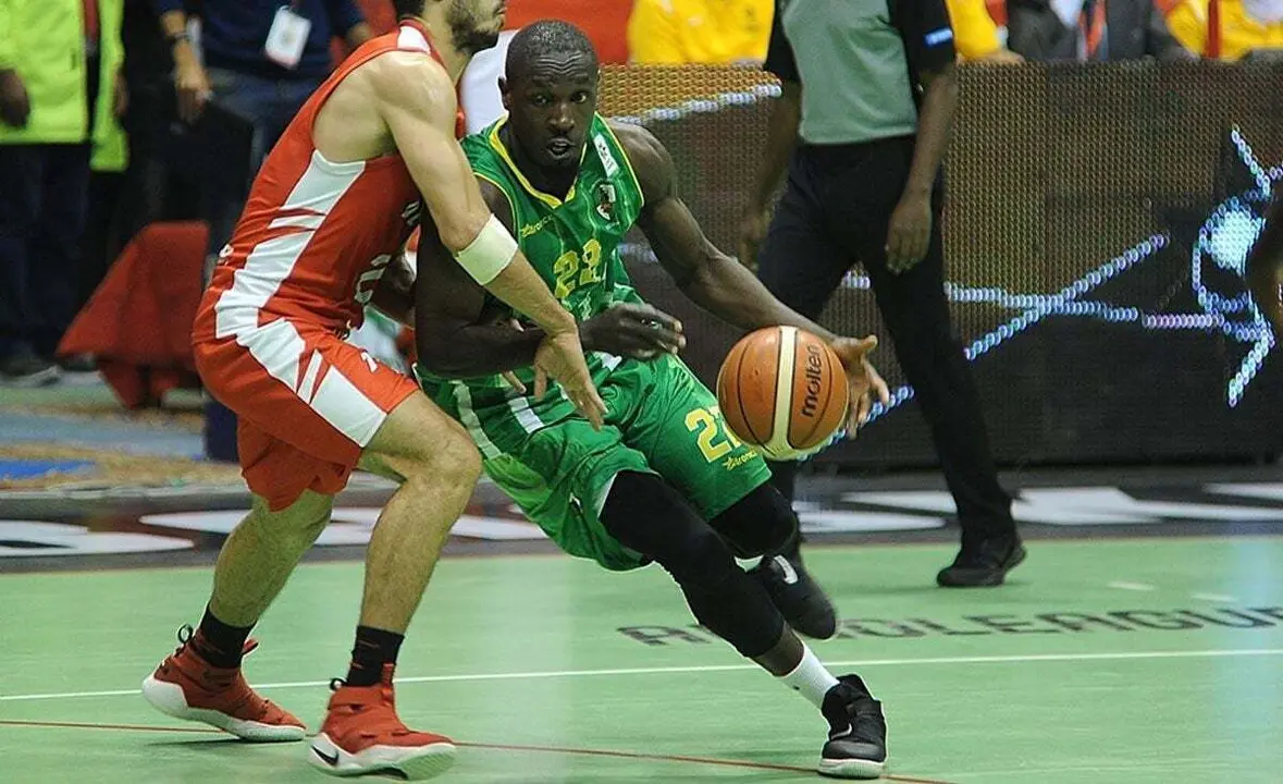 Robinson Opong con su &uacute;ltimo club, el Ferroviario Beira de Mozambique | Foto: FIBA