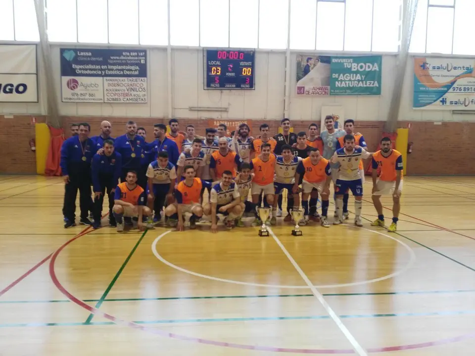 F&uacute;tbol Emotion y Colo Colo posan juntos tras una edici&oacute;n de Copa Arag&oacute;n. Foto: Federaci&oacute;n Aragonesa de F&uacute;tbol