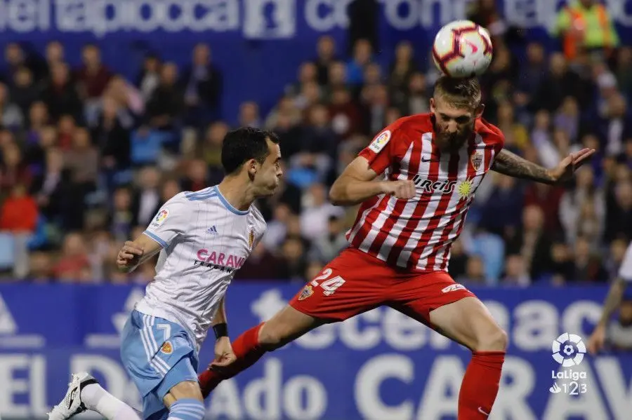 Miguel Linares no consigue rematar un centro. Foto: LaLiga 1 2 3
