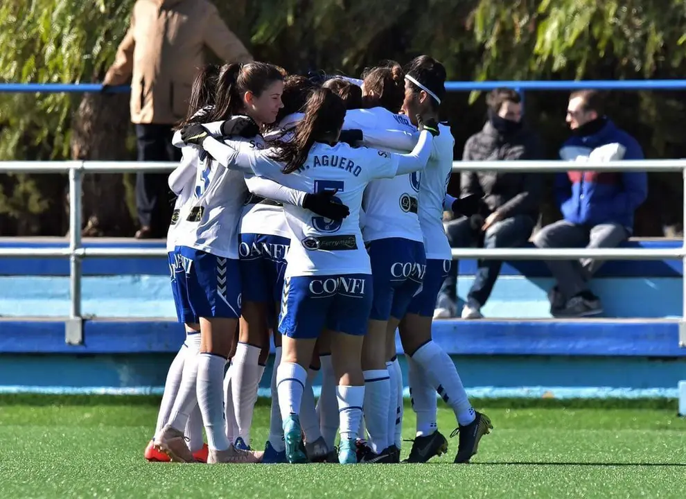 El Zaragoza CFF celebra su campeonato del Grupo III de Segunda Divisi&oacute;n. Foto: Zaragoza CFF