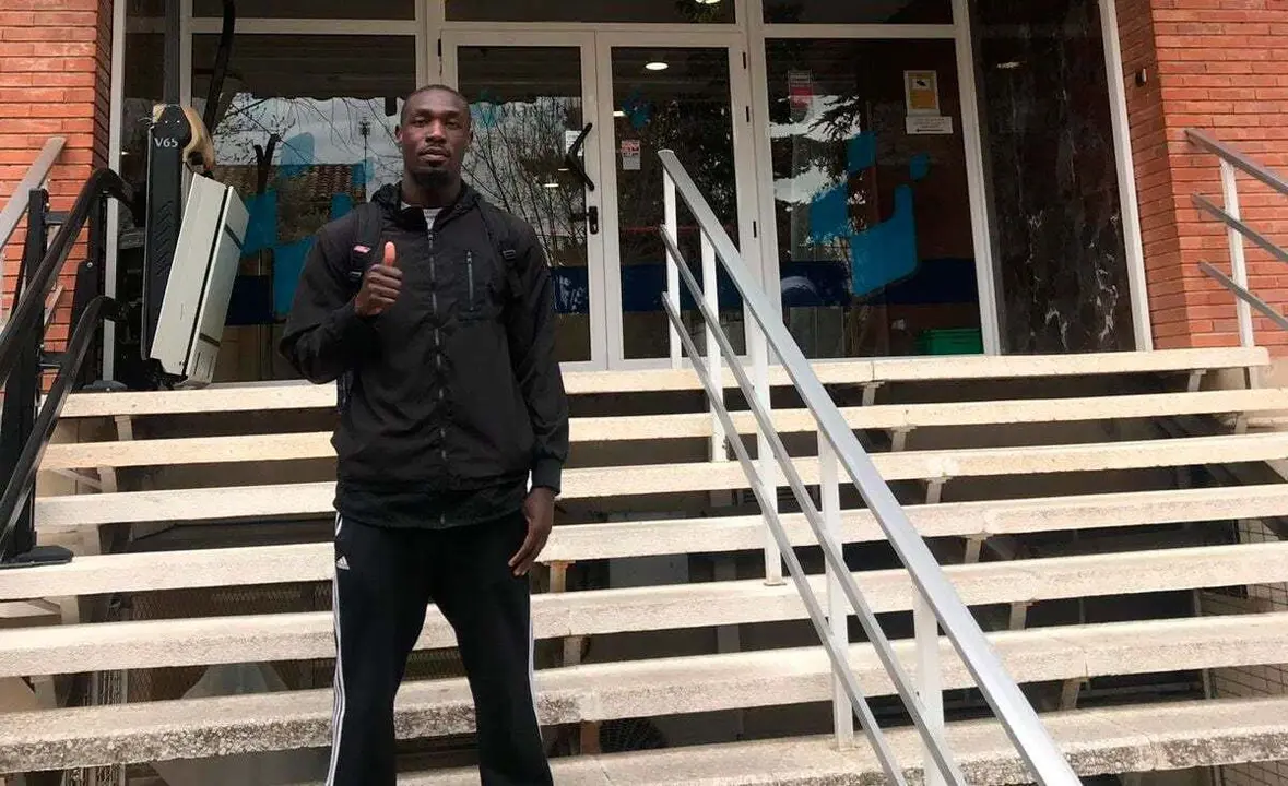 Robinson Opong en la puerta del centro donde se le realiz&oacute; el reconocimiento m&eacute;dico | Foto: CBPHuesca