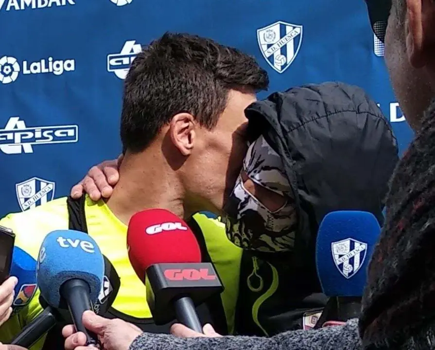 Musto y Chimy disfrazado se besan. Foto: SportArag&oacute;n