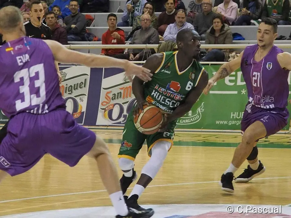 Robinson Opong entra a canasta. Foto: C. Pascual