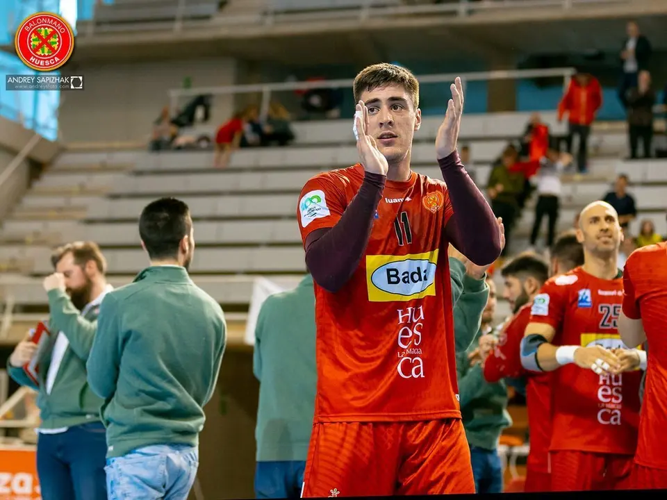 Ostojic devuelve los aplausos al p&uacute;blico tras acabar el partido contra el Anaitasuna. Foto: Andrey Sapizhak