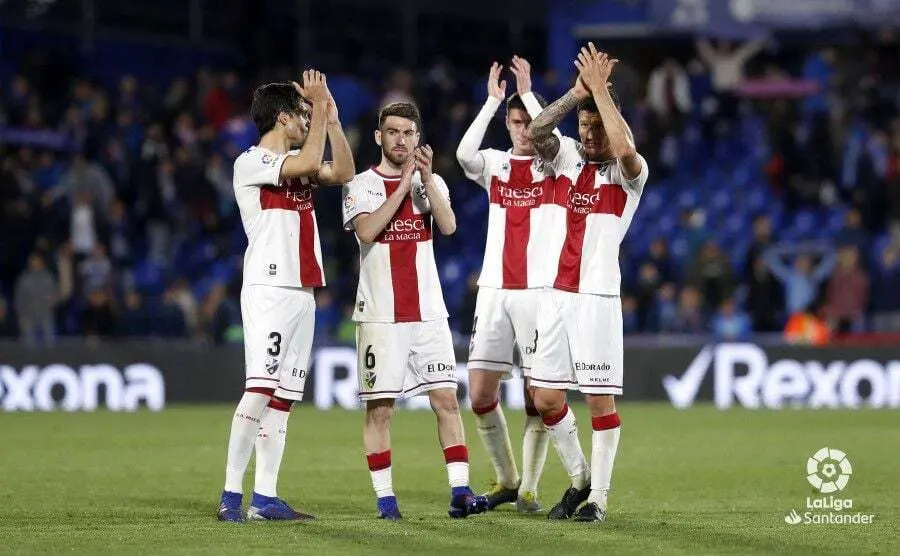 Los jugadores de la SD Huesca aplauden a la hinchada azulgrana al finalizar el partido. | Foto: LFP