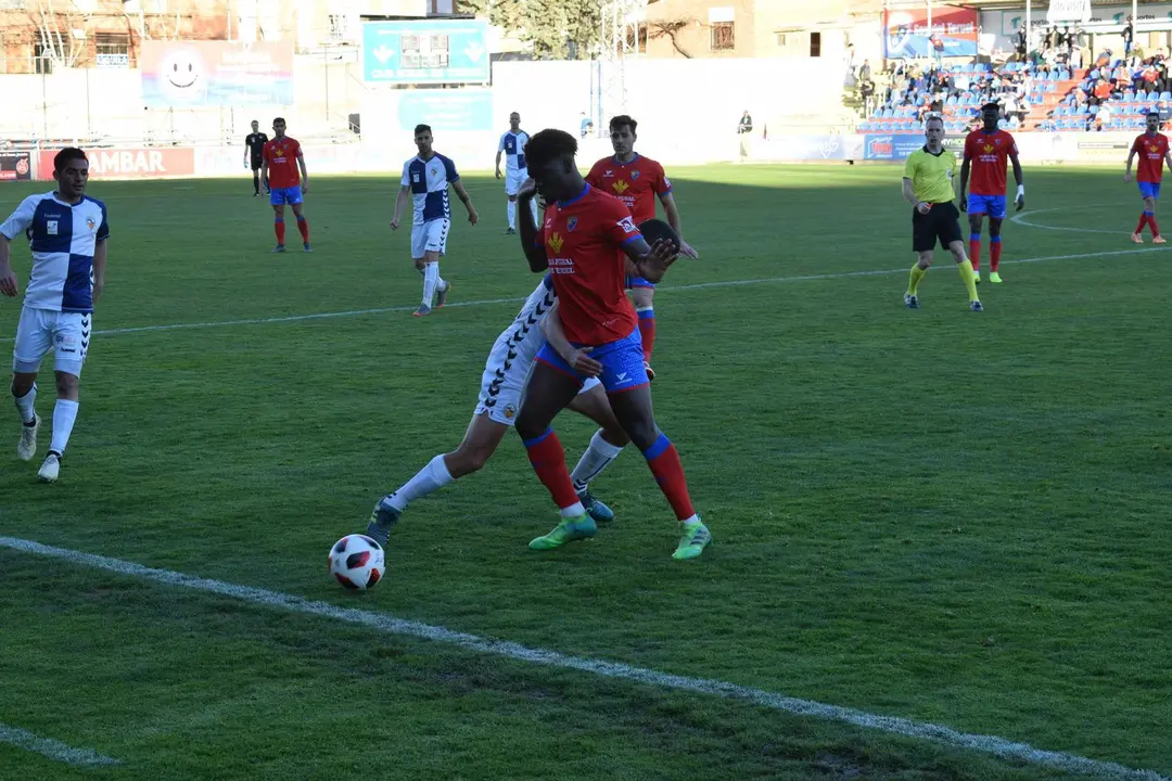 Ronald protege el bal&oacute;n frente a un rival del Sabadell CF en el encuentro de esta tarde. | Foto: Isabel Traver