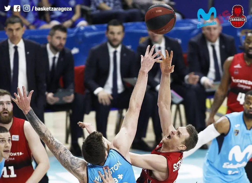 Seibutis y Whittington pelean un bal&oacute;n. Foto: @BasketZaragoza