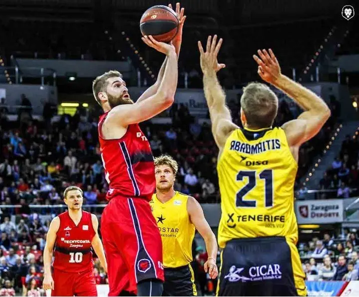 Nemanja Radovic, en el partido ante Iberostar Tenerife. Foto: Esther Casas/Tecnyconta Zaragoza