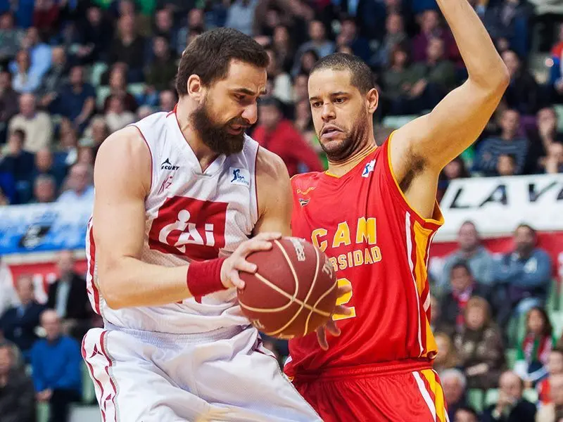 Rasko Katic, defendido por Lee en el partido de la temporada 14/15. Foto: J. Bernal/ACB
