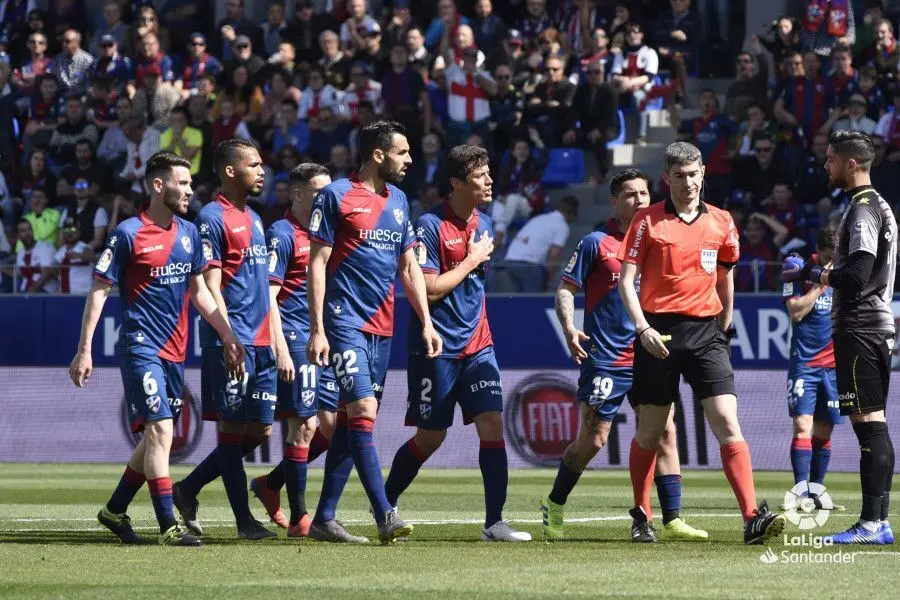 Algunos jugadores de la SD Huesca rodeando a Undiano. | Foto: LFP