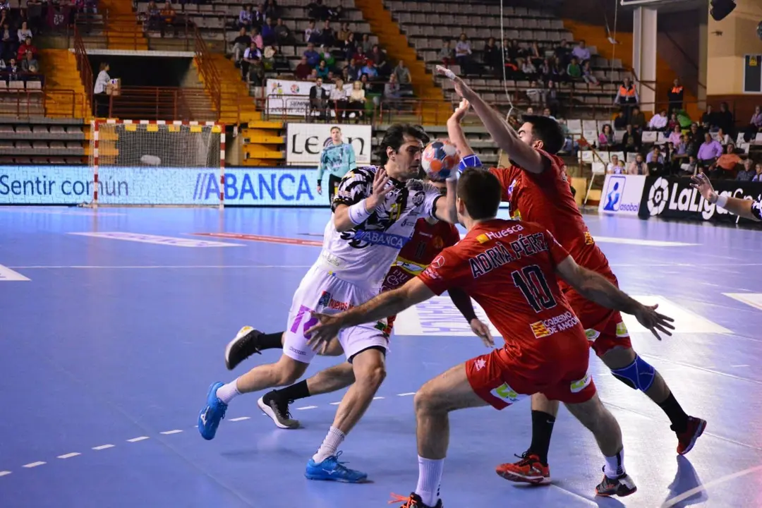 El exBM Huesca Fede Vieyra es frenado por Ari&agrave; P&eacute;rez y Carr&oacute;. Foto: Javi Garc&iacute;a