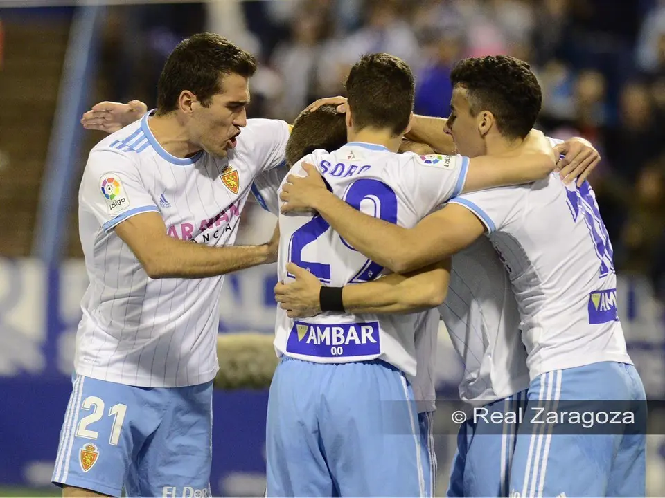 Varios jugadores celebran el gol de Linares. Foto: Real Zaragoza