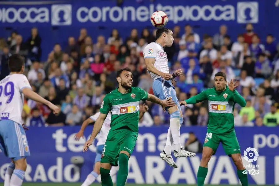 Linares remata de cabeza ante el Elche la tempora pasada. Ahora, se queda fuera de la lista. Foto: La Liga