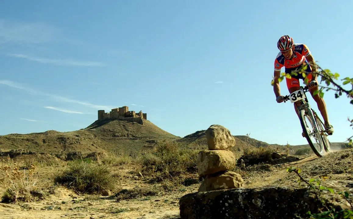 Pedaleo sobre BTT con el hist&oacute;rico castillo de Montearag&oacute;n al fondo de la imagen. Foto: Prepyr 365