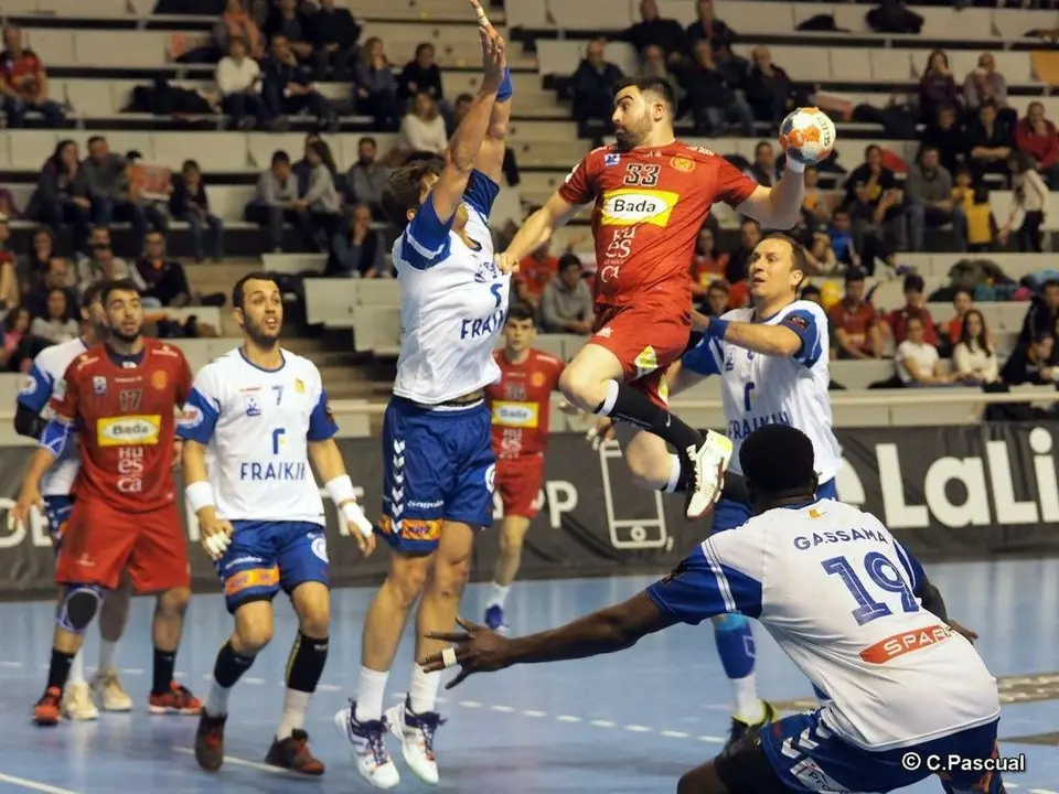 Alex Marcelo busca porter&iacute;a en un partido entre el Bada Huesca y el Granollers. Foto: C.Pascual