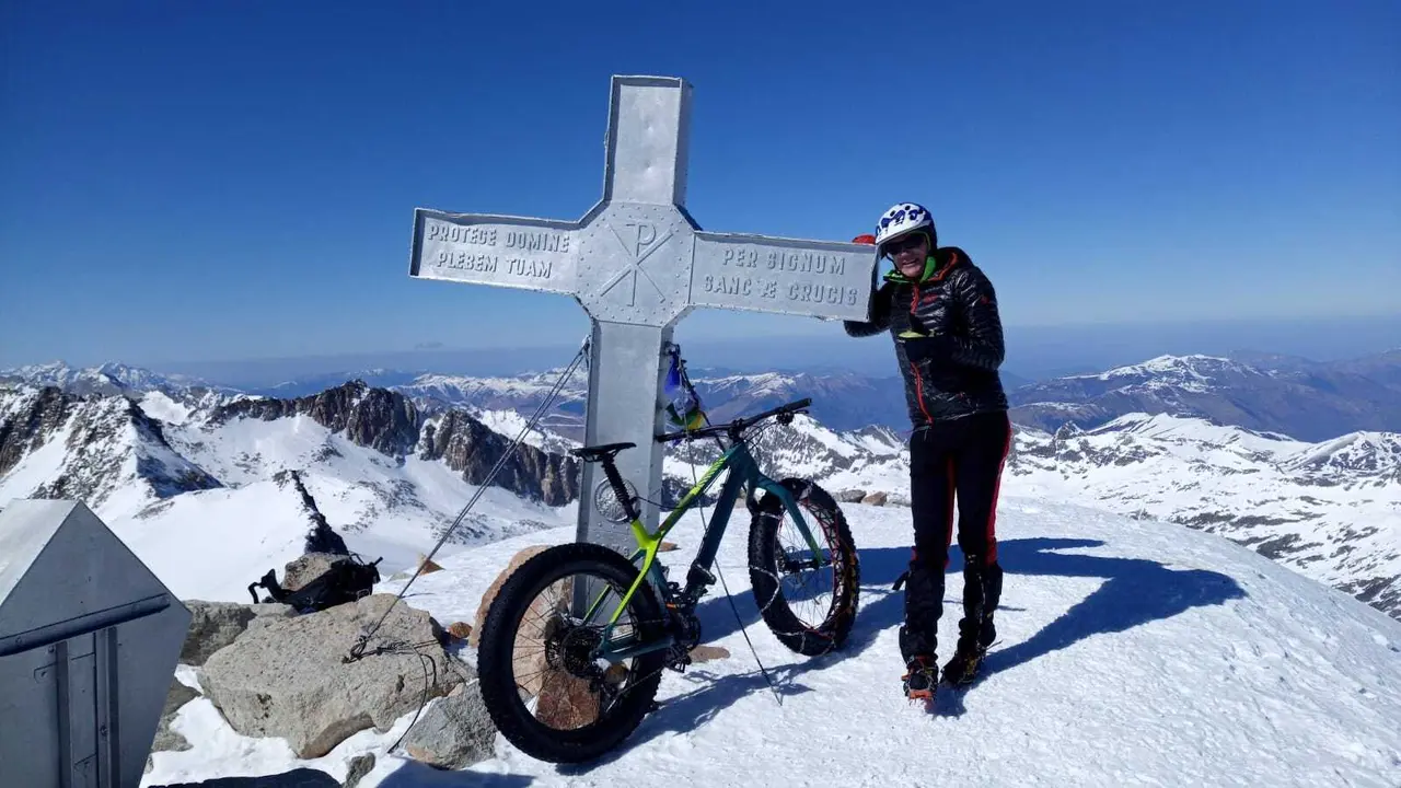 Alberto Lafarga, en la cruz del Aneto con su BTT. Foto: Alberto Herrer&iacute;as