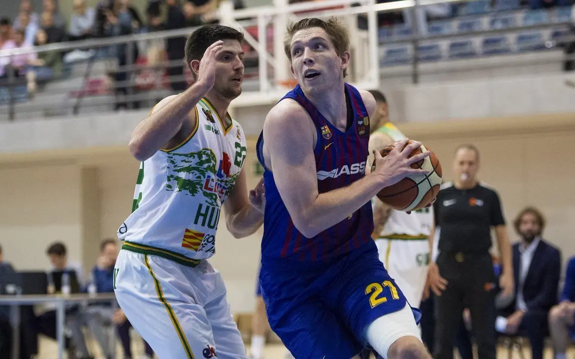 Agust&iacute; Sans, en una acci&oacute;n defensiva. Foto: FC Barcelona